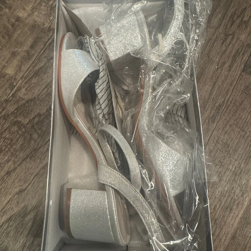 DB Studio Kori Elegant Silver Women's low heels NIB SZ 7